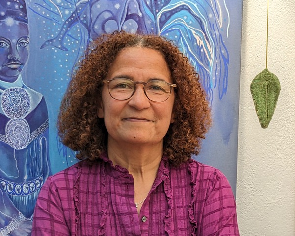 Les tableaux de Claudia Brutus exposent des paysages et portraits féeriques